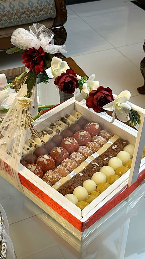 Mithai Image, Pakistani Desserts, Bridal Boutique Interior, Mithai Boxes, Small Wedding Decor, Eid Photoshoot Ideas, Wedding Gift Pack, Sweet Decoration, Bridal Gift Wrapping Ideas