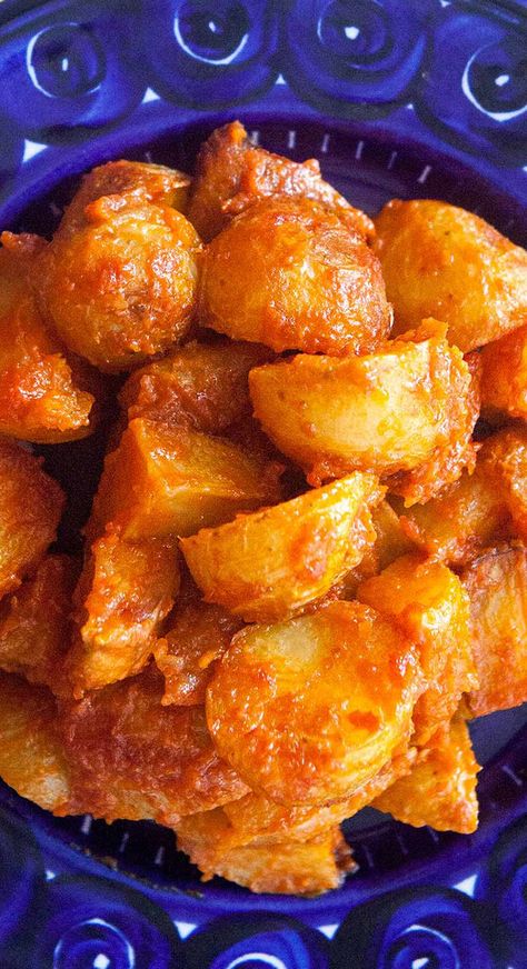 Mexican Apps, Potato Bravas, Patatas Bravas Recipe, Spanish Tapas Recipes, Food Sides, Simple Dishes, Potatoes Roasted, Portuguese Cuisine, Spanish Recipes