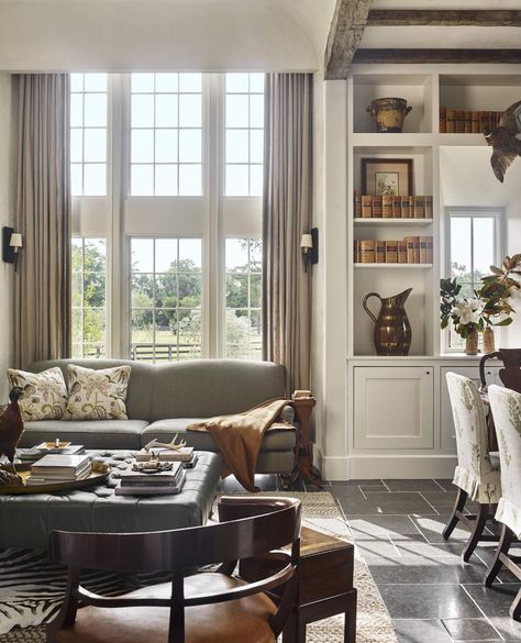 The beauty and romance of a South Carolina island sanctuary leads to a timeless English-style home with a pastoral blend of Anglo and Low Country traditions. Salons Cottage, Beth Webb, Veranda Magazine, Retro Sofa, Cottage Living Rooms, Tiny Cottage, Beautiful Home Designs, Lounge Design, Island Living