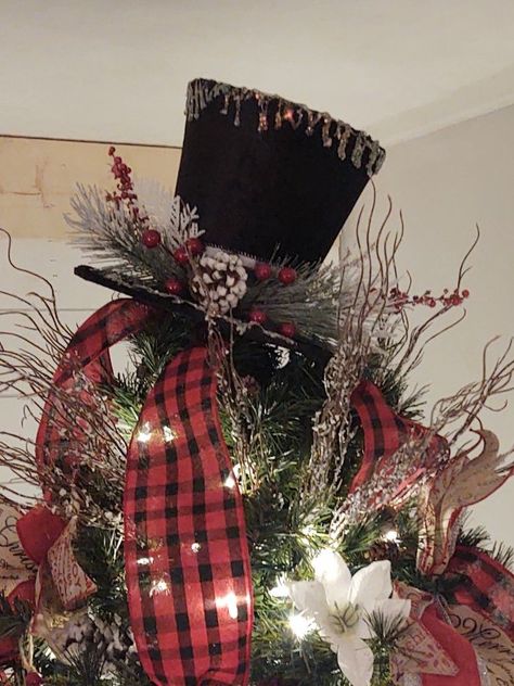 Christmas Tree Hat Toppers Ideas, Black Hat Christmas Tree Topper, Top Hat Tree Topper Ideas, Rustic Christmas Tree Topper, Top Hat Tree Topper, Hat Tree, Christmas Tree Hat, Classy Home, Christmas Farmhouse