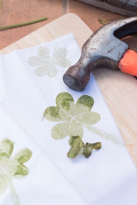 How to make Hammered shamrock prints and clover hearts for St. Patrick's Day! 4h Projects, Easter Paper Crafts, St. Patrick's Day Crafts, St Patrick's Day Crafts, Holiday Crafts For Kids, Party Backdrop, Preschool Ideas, Easter Crafts For Kids, Paper Crafts For Kids