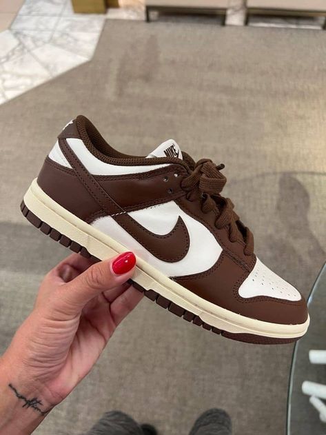 Brown Nike Low Dunks, Brown And Beige Shoes, Low Top Jordans Womens, Brown Low Dunks, Brown Shoes Womens Outfit, Low Dunks Women, Brown Dunks Outfit, Brown Nike Dunks, Nike Dunk Low Brown