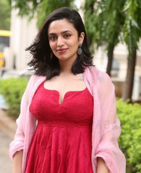 Malvika Nair at Antha Manchi Sakunamule Thanks Meet: Embracing Elegance and Contrast! Malvika Nair, Pink Organza Dupatta, Malavika Nair, Clear Platform Heels, Neutral Makeup Look, Metallic Earrings, Red Anarkali, Famous Indian Actors, Red Kurta