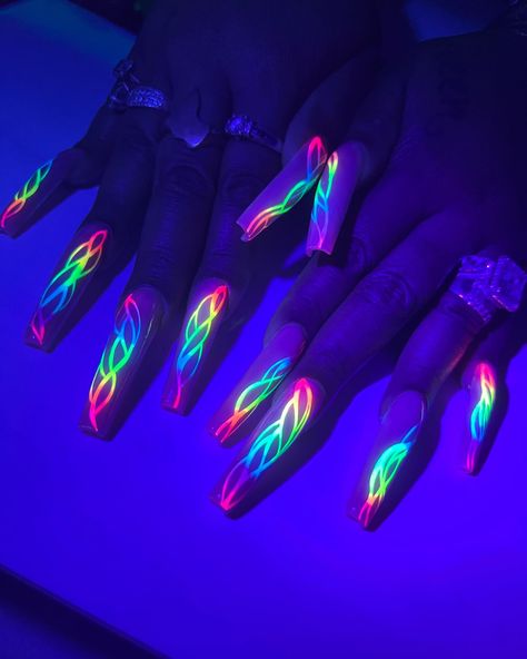 Neons 😮‍💨 💅🏽✨ #kreationsbykiki #nails #ncnails #durhamnails #muvauni #kbkacrylic #kbkonline Hot Pink And Neon Green Nails, Neon Green Nails, Green Nails, Neon Green, Hot Pink, Neon, Nails, Green, Pink