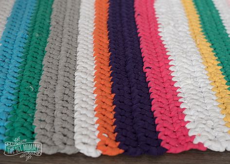 Crochet a T-Shirt Yarn Rug | The DIY Mommy T Shirt Yarn Crochet, Make A Rug, Hekel Patrone, Yarn Projects Crochet, Yarn Rainbow, Yarn Rug, Crochet Blanket Diy, Crochet T Shirt, Diy Mommy