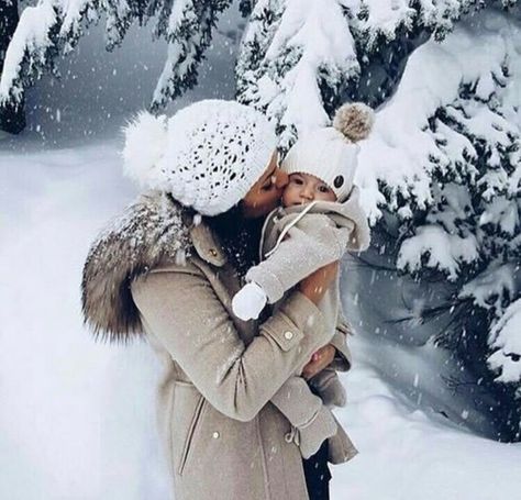 ghossip: following back similar xx Lace Dream Catchers, Pompom Beanie, Baby In Snow, Snow Pictures, Future Mommy, Winter Family, Foto Baby, Mommy Baby, Future Mom