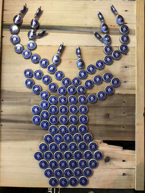 Bottle Cap Deer Head Beer Bottle Cap Art, Bottle Top Art, Beer Bottle Cap Crafts, Beer Crafts, Lon Bia, Reuse Bottles, Beer Bottle Crafts, Diy Bottle Cap Crafts, Beer Cap Art