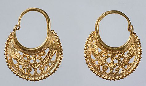 Pair of Crescent-Shaped Earrings with Peacocks  Date: late 6th-7th century Geography: Made in, Eastern Mediterranean Medium: Gold Dimensions: Overall: 1 1/4 x 1 in. (3.2 x 2.5 cm) Byzantine Earrings, Art Viking, Byzantine Jewelry, Ancient Jewellery, Peacock Earrings, Medieval Jewelry, Ancient Jewelry, Peacocks, Gold Jewelry Fashion