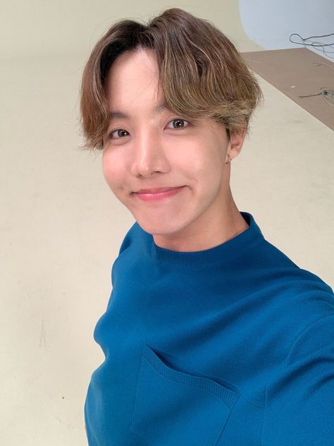 BTS WEVERSE UPDATE on Twitter: "🥺💜 #JHope #Hobi @BTS_twt… " Bts Selfie, J Hope Selca, Bts Official Light Stick, Hope Bts, Jhope Bts, Bts Art, Bts Namjoon, Wrong Number, Gwangju