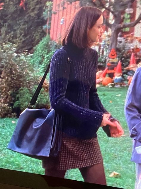 Young girl in fall outfit. Rory gilmore. Gilmore girls. 2000s. S4e7 Rory Outfits, Rory Gilmore Fall, Rory Gilmore Style, Gilmore Girls Fashion, Style Themes, Estilo Rory Gilmore, Gilmore Girls Outfits, Outfits 2000s, Girls Fall Outfits