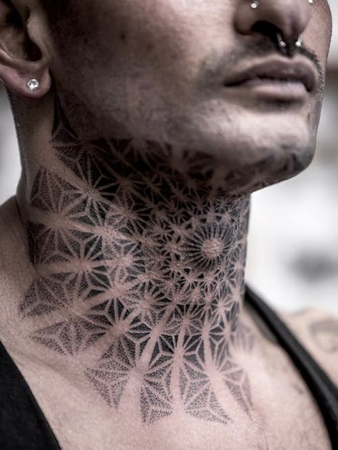 Geometric Throat Tattoo, Back Of Neck Tattoo Men, Tato Mandala, Hals Tattoo Mann, Tato Geometris, Best Neck Tattoos, Geometric Mandala Tattoo, Geometric Sleeve Tattoo, Bauch Tattoos