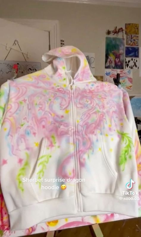 Spray Paint Clothes Ideas, Airbrush Sweatshirts, Airbrushed Hoodie, Airbrush Hoodie, Airbrush Clothes, Painted Hoodie, Halloween Costumes 2022, Painting Hoodie, Round Of Applause