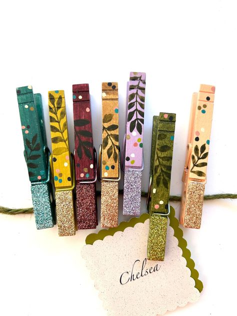 Clothespin Fall Crafts, Clothes Pin Painting Ideas, Decorative Clothes Pins, Fall Clothespin Place Cards, Clothespin Crafts, Place Card Holders Thanksgiving, Christmas Clothespin Magnets, Decorated Clothes Pins, Painted Clothes Pins