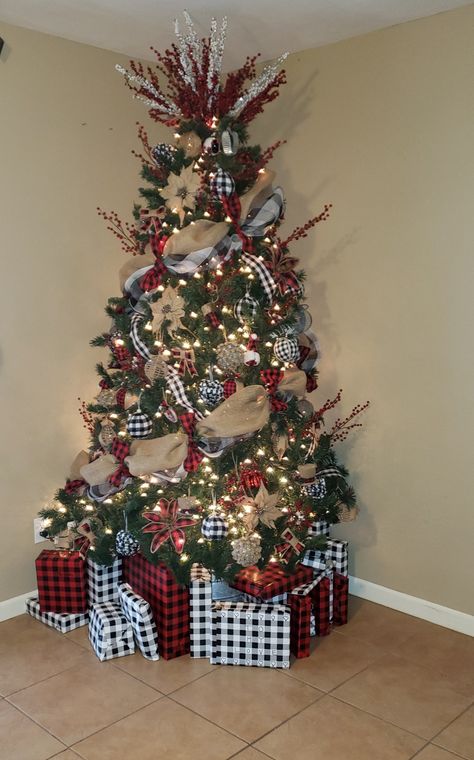 Buffalo Checked Christmas Tree, Buffalo Red Plaid Christmas Tree, Christmas Trees Plaid, Burlap Tree Decorations, Black White And Red Christmas Tree, Red And Black Buffalo Plaid Christmas, Rustic Country Christmas Tree Ideas, Rustic Farmhouse Christmas Tree Ideas, Flannel Christmas Tree