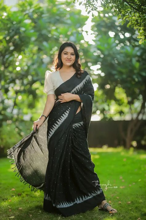 Blouse Design For Saree, Vani Bhojan, Black And White Saree, Saree Sale, Plain Saree, White Saree, Plain Blouse, Stylish Sarees