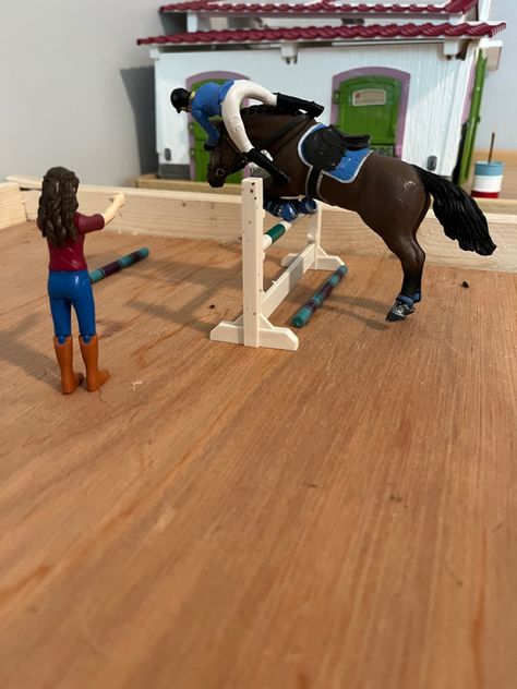 Toy Horses Schleich, Schleich Ideas, Mini Horse Tack, Schleich Horses Stable, Diy Horse Barn, Horse Barn Ideas Stables, Toy Horses, Show Jumping Horses, Horse Riding Tips