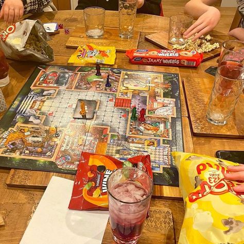 Chill Ideas With Friends, Roommate Game Night, Chill Gaming Aesthetic, Friends Playing Board Games, Board Game Night Aesthetic Friends, Family Board Game Night Aesthetic, Friends Playing Games Aesthetic, Chill Birthday Aesthetic, Boardgame Night Aesthetic