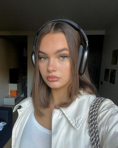 Emma Aurora (@emmagvk) • Instagram photos and videos Headphones Aesthetic Girl, Emma Aurora, Retro Headphone, Headphones Aesthetic, Pink Headphones, Apple Headphones, Nails Pastel, Airpod Max, Cute Headphones