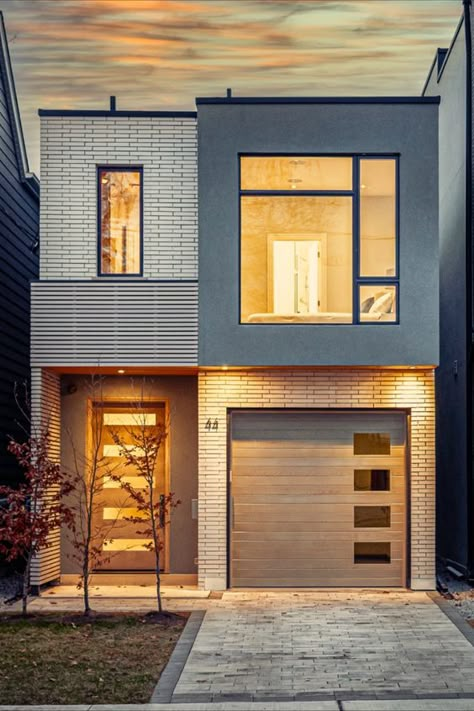 Modern Dwelling Exterior in Toronto Loft Exterior, Narrow Houses, Townhouse Exterior, Modern Townhouse, Contemporary House Exterior, Modern Contemporary Homes, Duplex Design, Modern Small House Design, Modern Condo