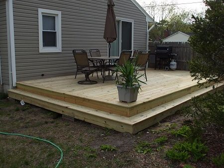 ground level deck with step surround-this would be nice for Sarah and Cory's new house :) Small Outdoor Bench, Wood Deck Plans, Ground Level Deck, Concrete Patios, Floating Deck, Patio Deck Designs, Wooden Deck, Deck Designs Backyard, Deck Projects