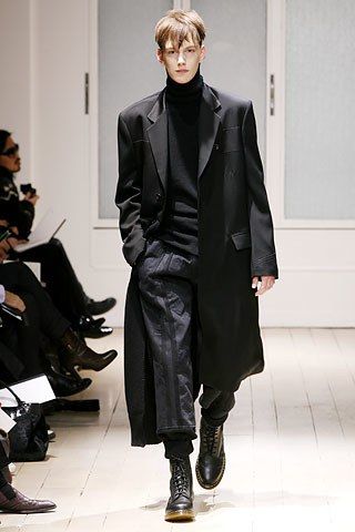 Yohji Yamamoto Fall 2007 Menswear Fashion Show Yohji Yamamoto Menswear, Vogue Men, Stylish Man, Vs Fashion Shows, Concept Clothing, Badass Style, Menswear Fashion Show, Futuristic Fashion, Dope Fashion