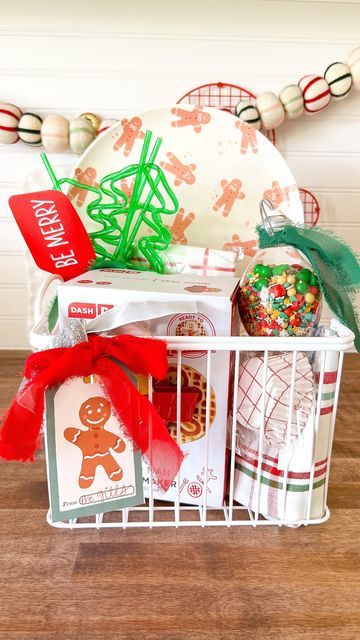 Family Baskets For Christmas, Waffle Maker Gift Basket Ideas, Christmas Family Basket Gift Ideas, Family Christmas Gifts Baskets, Christmas Waffles, Family Gift Baskets, Christmas Gift Baskets Diy, Kids Gift Baskets, Diy Christmas Gifts For Family