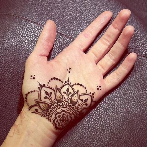 Jungle Warrior, Henna Palm, Palm Henna Designs, Simple Mehandi, Simple Mehendi, Cute Henna Tattoos, Henna Style Tattoos, Mehedi Design, Pretty Henna