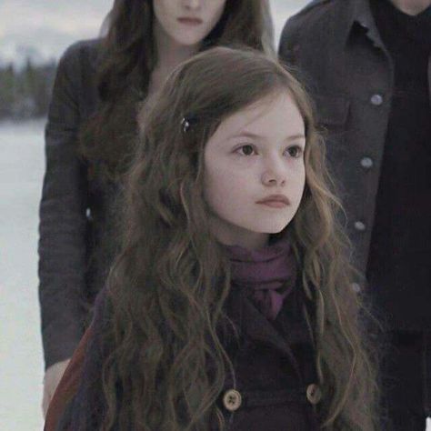 Bella Y Edward, Twilight Renesmee, Rebekah Mikaelson, Robert Pattinson Twilight, Mackenzie Foy, Breaking Dawn Part 2, Twilight Film, The Cullen, Twilight Pictures