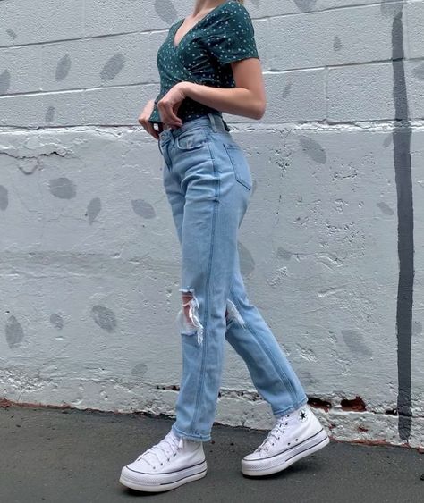 Outfits With High Top Sneakers, Outfits With Platform Sneakers, Outfits With High Tops, Platform Converse Outfit, High Top Converse Outfits, Mom Jeans Ripped, Blue High Tops, Mom Jeans Outfit, Jeans And Converse