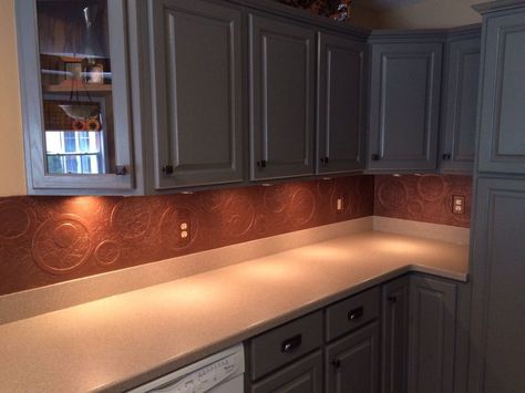 DIY Kitchen Copper Backsplash Make Your Home Look Expensive, Look Expensive On A Budget, Diy Home Decor For Apartments, Budget Home Decor, Diy Kitchen Backsplash, Copper Backsplash, Diy Backsplash, Gray Cabinets, Look Expensive