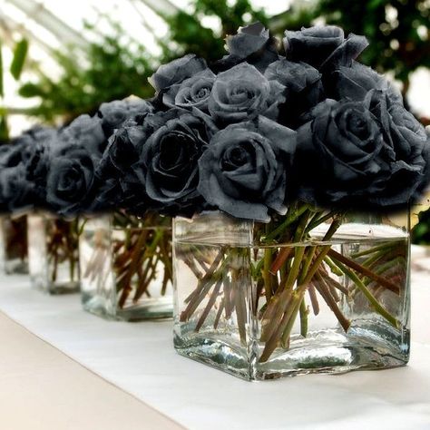 Gothic Wedding Theme, Black Centerpieces, Dark Wedding Theme, Decorations Flowers, Halloween Themed Wedding, Rose Centerpieces, Goth Wedding, Dark Wedding, Floral Decorations