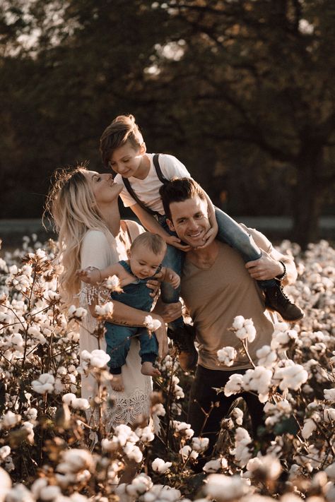 Family photography / cotton field / portrait / rustic / family photo Rustic Family Pictures, Kids Family Pictures, Family Pictures With Older Kids, Family Pictures Summer, Large Family Pictures, Family Photo Gallery Wall, Winter Family Photography, Family Pictures What To Wear, Winter Family Pictures