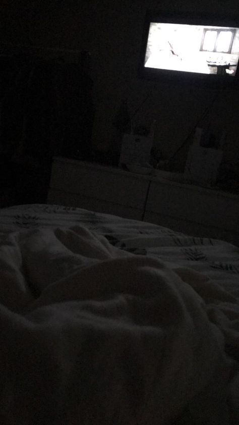 Laying In Bed Snapchat Night, Bed Snap, Y2k Baddie Aesthetic, Small Room Setup, Dark Room Photography, Happy Birthday Best Friend Quotes, A Dark Room, Friend Birthday Quotes, Blog Pictures