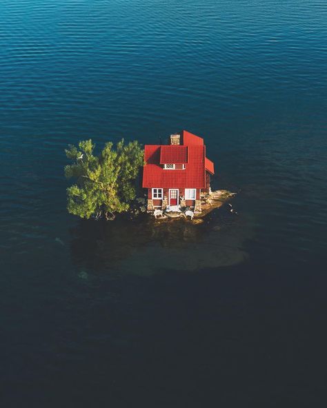 36 Most Extreme and Isolated Homes in the World - Wow Gallery Thousand Island, Thousand Islands, Island House, Red House, Destination Voyage, Island Home, Private Island, Small Island, A House