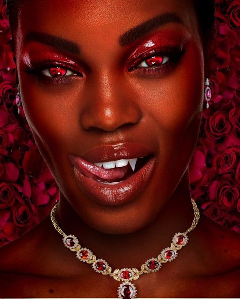 Hoekagay | 3rdeyechakra: Fun fact: vampires love jewelry... Halloween Imagem, Afro Goth, Black Vampire, Vampire Pictures, Vampire Makeup, Female Vampire, Vampire Love, Vampires And Werewolves, Vampire Girls