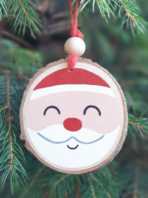 Easy Diy Wood Slice Ornaments, Santa Wood Ornaments Diy, Santa Wood Slice Ornament, Wood Disk Ornaments, Wood Disc Ornaments, Wooden Ornament Ideas, Wood Slice Ornament Ideas, Christmas Wood Ornaments, Wood Slice Decor