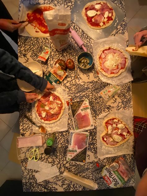 Pizza Night Birthday Party, Friend Hangout Ideas At Home, Pizza Making Party, Pizza Dinner Party, Gals Night, Home Made Pizza, Hangout Ideas, Halloween Pizza, Make Your Own Pizza