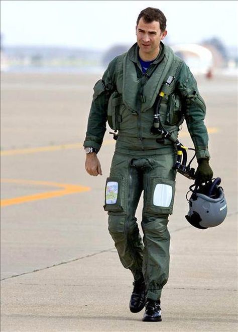 Inspiration Poses, Pilot Uniform, Army Couple, Military Gear Tactical, Mini Footballs, Flight Suit, Familia Real, Spanish Royal Family, Extraordinary Women