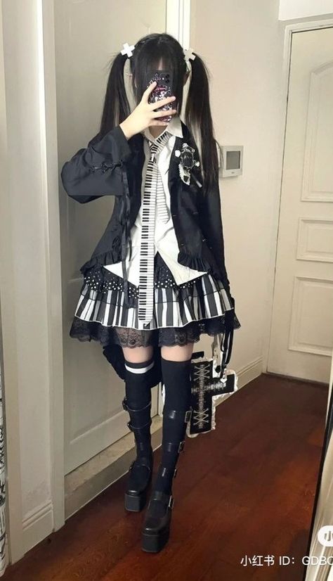 Japanese Kei Fashion, Gothic Gyaru Fashion, Tanbi Kei Outfits, Simple Vkei Outfit, Vampire Gothic Outfits, V Kei Outfits, Fischl Redesign, Nightcore Outfits, Jirai Kei Outfits