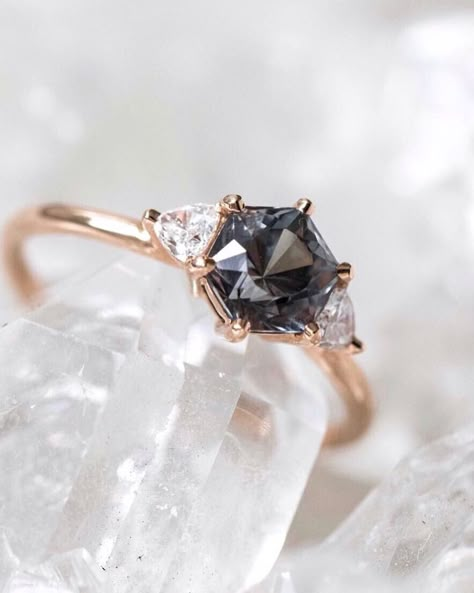 Cool Engagement Rings, Marquise Engagement Rings, Minimal Diamond Ring, Engagement Rings Ideas, Rings To Make, Engagement Ring Inspiration, Modern Engagement Rings, Rings Ideas, Ring Inspo