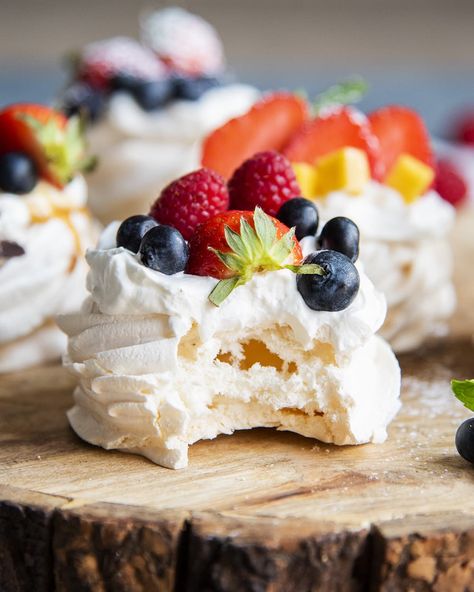 Pavola Desserts Mini, Pavlova Recipe Mini, Winter Fruit Desserts, Mini Pavlova Presentation, Mary Berry Pavlova, Mini Pavlova Recipe, Pavlova Mini, Pavlova Recipes, Fruit And Whipped Cream