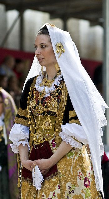 Costume di Italian Traditional Dress, Costumes Around The World, European Dress, Italian Culture, Italian Women, Ethnic Dress, Folk Costume, World Cultures, Traditional Clothing