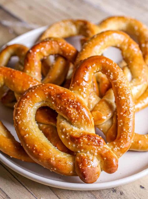 These easy homemade buttery soft pretzels are so simple to make at home. They're chewy, fluffy and better than any food chain! Whip up a batch of my easy and delicious beer cheese dip to dip them in for a yummy treat! I have a slight obsession with soft pretzels. Where ever I am, if they...Read On → Soft Pretzel Recipe, Baking Soda Bath, Homemade Pretzels, Homemade Soft Pretzels, Pretzels Recipe, Soft Pretzels, Bread Recipes Homemade, Pretzels, Homemade Bread