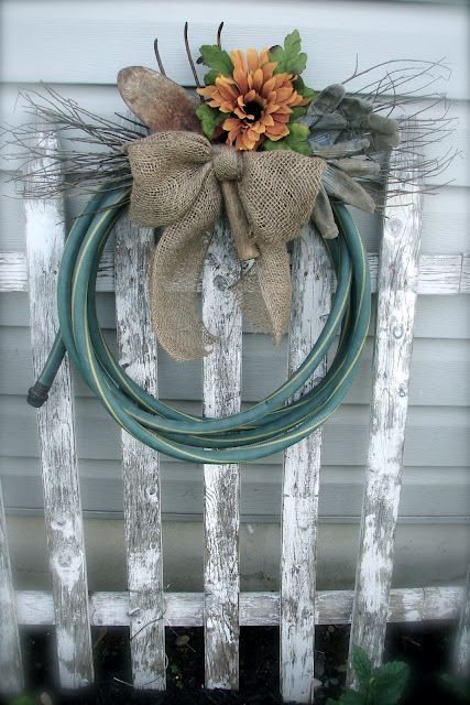 garden hose wreath....wrap an old garden hose into circular form, secure with wire, add some small dried branches, burlap bow and silk sunflower! Hose Wreath, Garden Hose Wreath, Craft Rooms, Wooden Fence, Wreath Crafts, Arte Floral, Garden Crafts, Front Door Decor, Summer Wreath