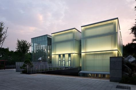 What Exactly is a Polycarbonate Translucent Facade? | ArchDaily Translucent Facade, U Glass, Studio Mk27, Facade Lighting, Hall Design, Glass Facades, Commercial Architecture, Classical Architecture, Facade Architecture