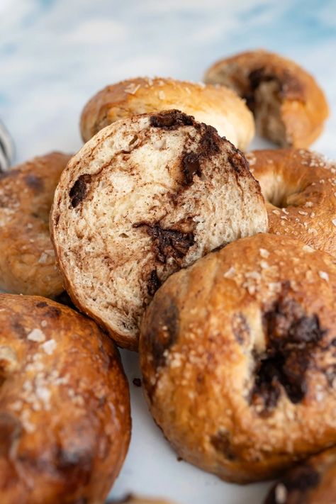 A pile of salty chocolate chip bagels - one is sliced open to show interior. Homemade Bagels Easy, Chocolate Chip Bagel Recipe, Best Bagel Recipe, Chocolate Chip Bagels, Easy Bagels, Bagel Flavors, Bagels Easy, Homemade Bagel Recipe, Pumpkin Bagels