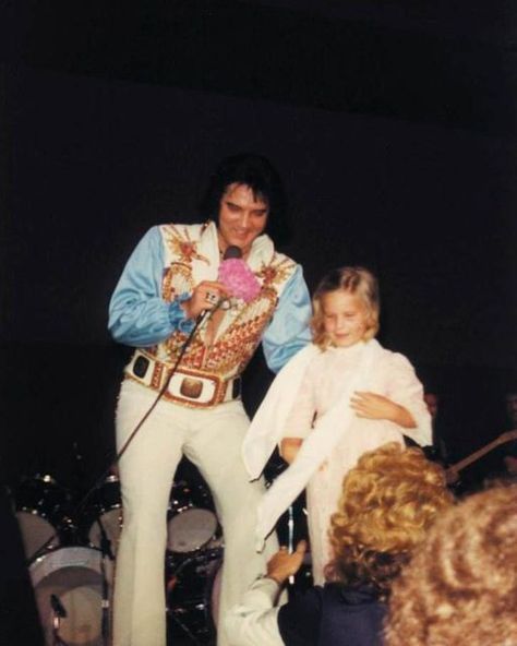 ⚡️ gab on Instagram: "elvis and lisa marie presley are reunited now. my favorite duo ever. 👨‍👧❤️" Elvis And Lisa Marie, Elvis And Lisa, Elvis Presley Concerts, Elvis Family, Elvis Jumpsuits, Elvis Presley Family, King Elvis Presley, Elvis Pictures, I Love Elvis