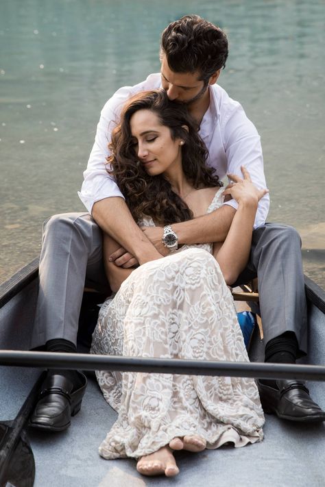 Lake Prewedding Photoshoot, Canoe Photography, Boat Poses, Boat Engagement Photos, Banff Engagement, Wedding Boat, Boat Engagement, Lake Engagement Photos, Lake Photoshoot