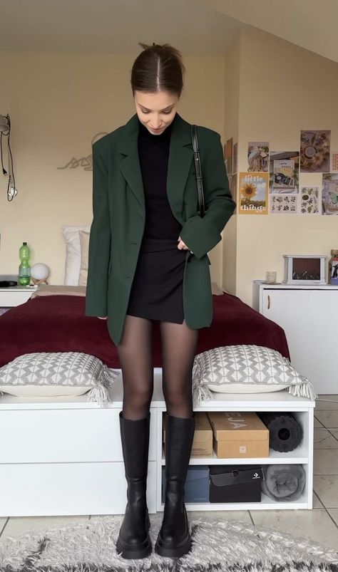 Female Office Outfits, Old Money Fashion, Rok Outfit, Mode Ulzzang, Female Office, Money Fashion, Chique Outfits, Uni Outfits, Green Blazer