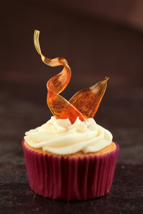 Make these beautiful caramel ribbons to fancy up your baked creations! Fancy Cupcakes Decorating, Greek Yogurt Cupcakes, Ways To Decorate Cupcakes, Dino Nuggies, Yogurt Cupcakes, Chef Skills, Chocolate Greek Yogurt, Cocktail Garnishes, Decorate Cupcakes